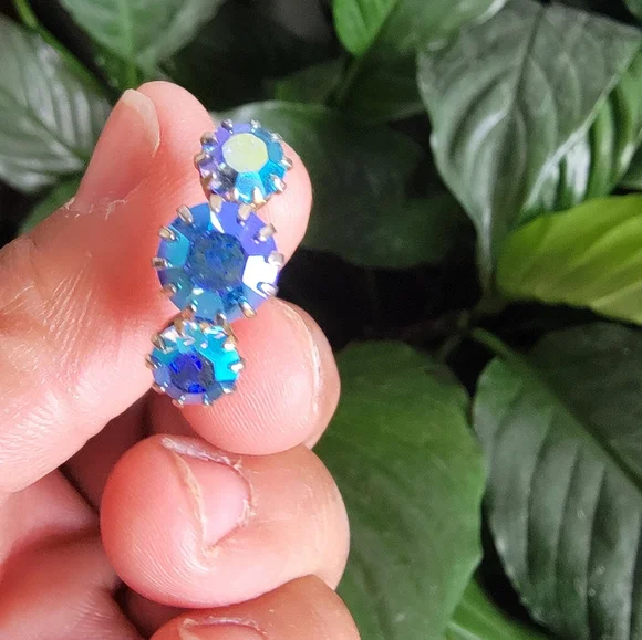 Aurora Borealis 3 Prong Vintage Ring with Iridescent Blue Stones. Size 5 1/2. - Picture 2 of 5